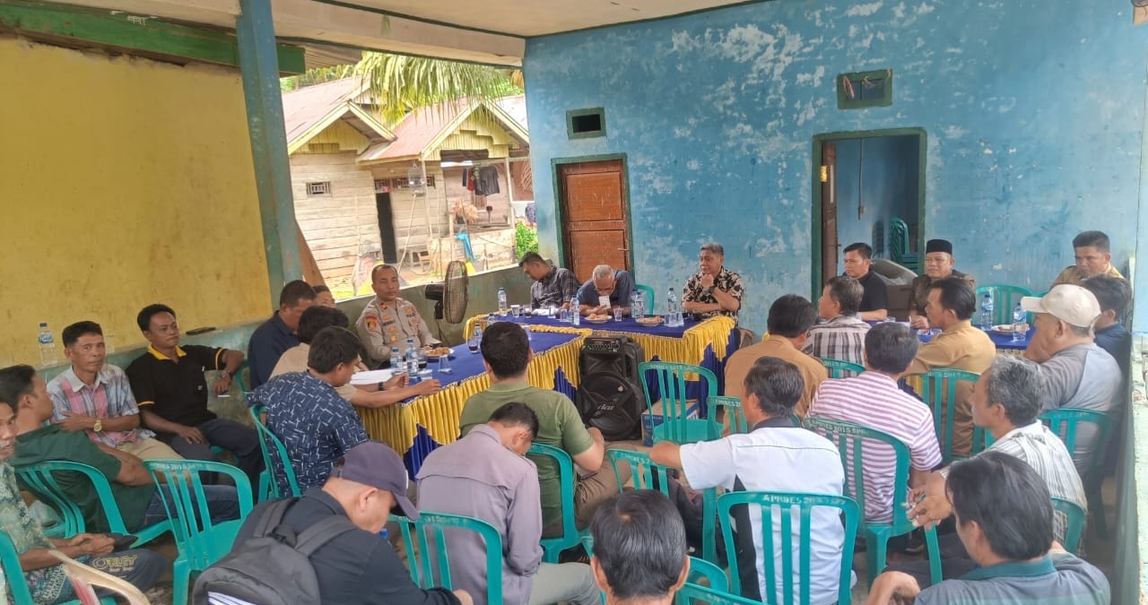 Jalan Diblokir Warga, PT. MPA Janji Perbaiki dan Kerahkan Alat Berat