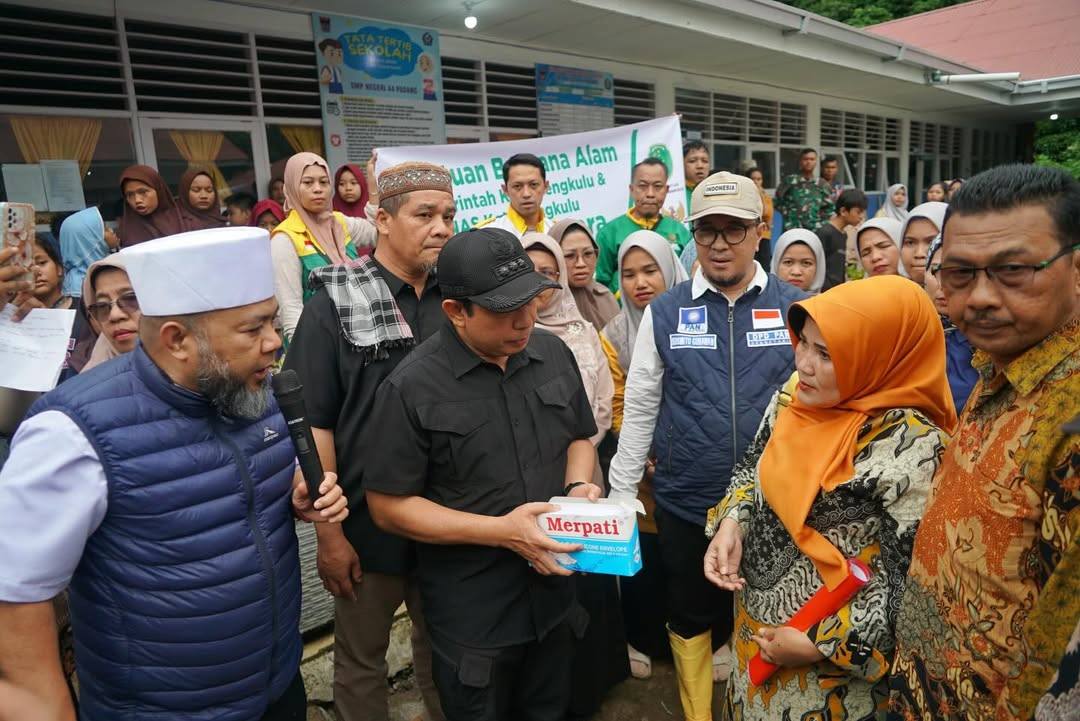 Gubernur dan Walikota Bengkulu Banjir Bandang di Batu Busuk, Serahkan Bantuan