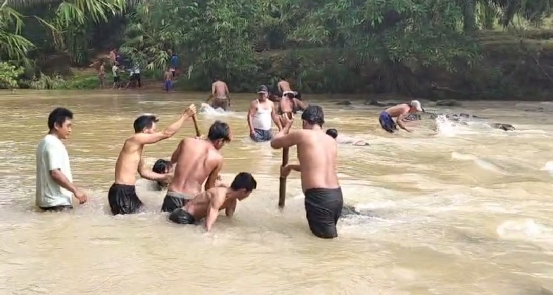  Pasca Banjir, Akses ke Desa Simpang Tertutup Batu, Warga Gotong Royong Bersihkan Jalur Sungai
