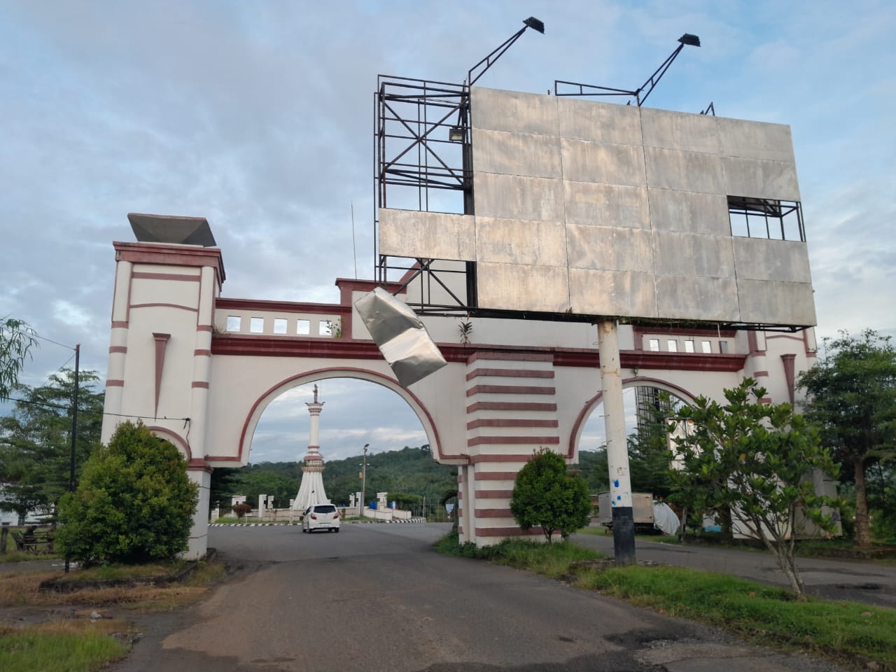 Seng Billboard di Gerbang Perkantoran Seluma Hampir Lepas, Warga Khawatir Timpa Pengendara