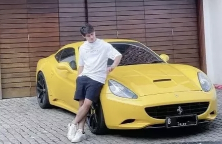 Ternyata! Rizky Billar Punya Mobil Sport Merek Ferrari Warna Kuning Lengkap dengan Spesifikasinya Mesin V12 