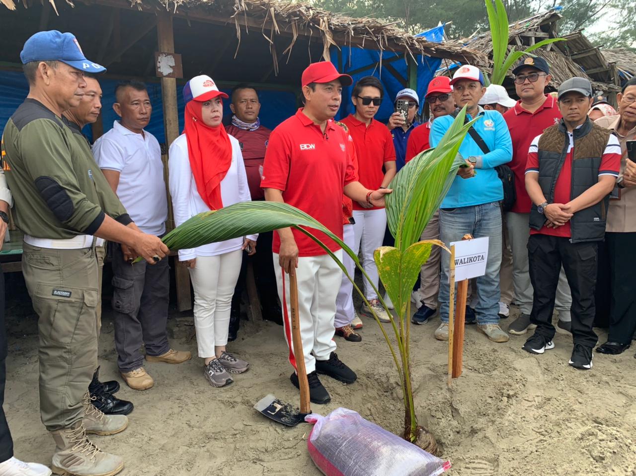  Wali Kota Bengkulu Pimpin Penanaman 10 Ribu Pohon Kelapa di Pantai Panjang