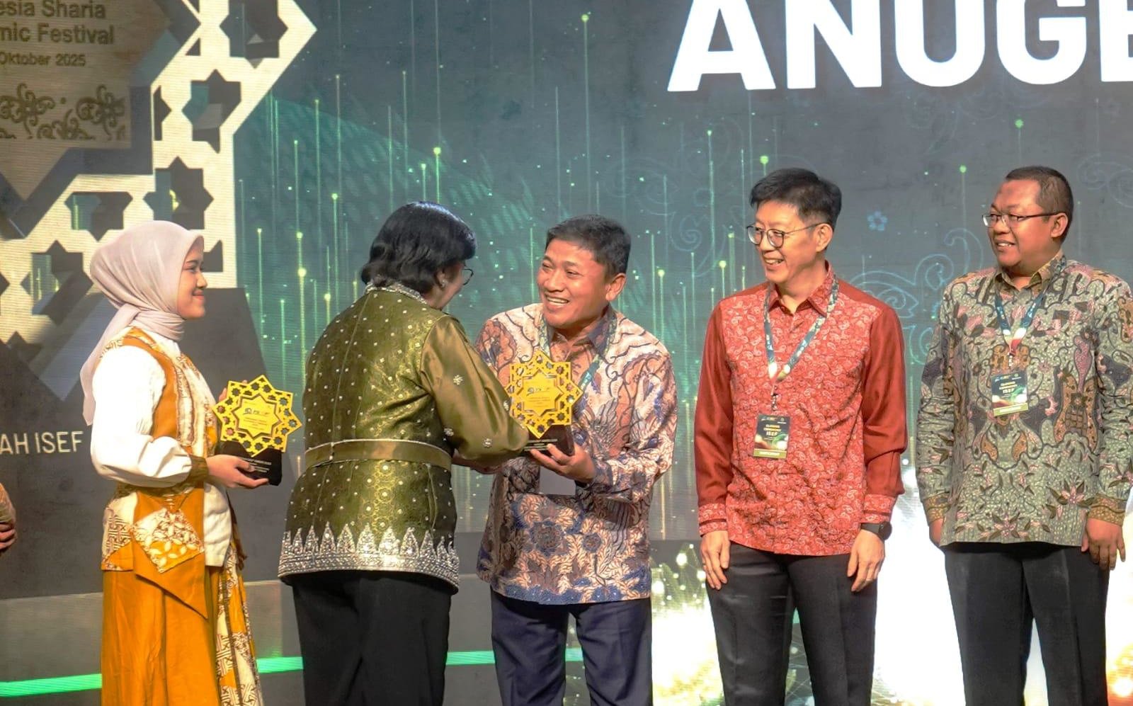   Bank Indonesia Ganjar BSI Penghargaan Atas Konsisten Dorong Literasi Syariah