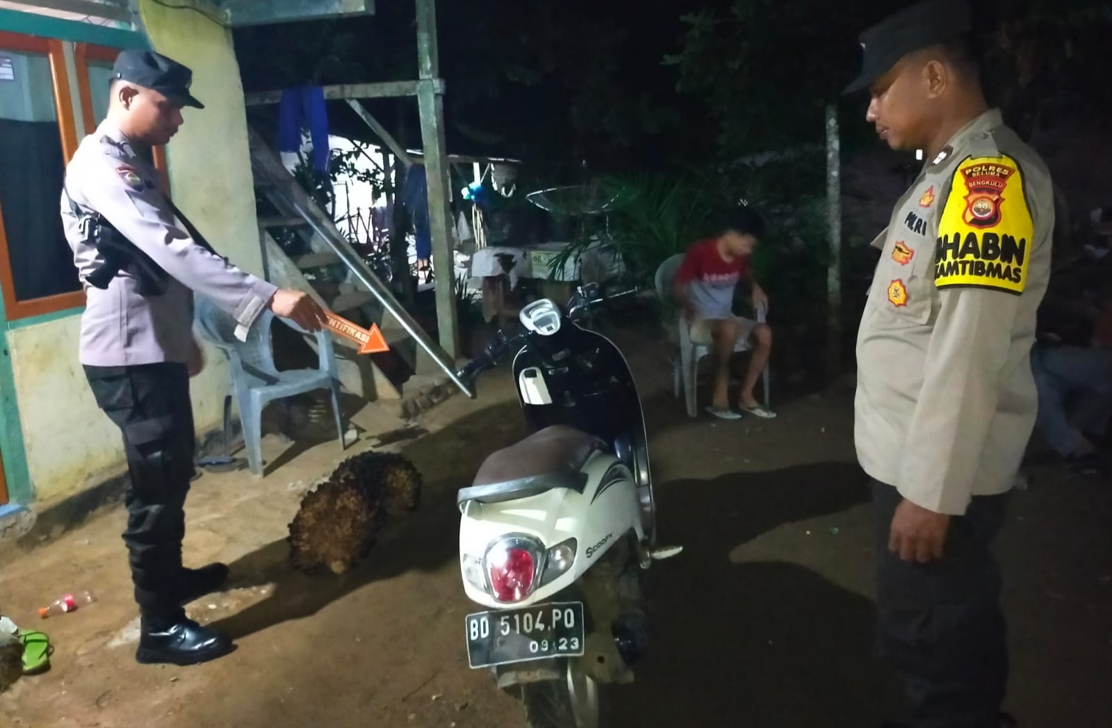 Kabur Saat Kepergok Curi Sawit, Pelaku Tinggalkan Dua Sepeda Motor