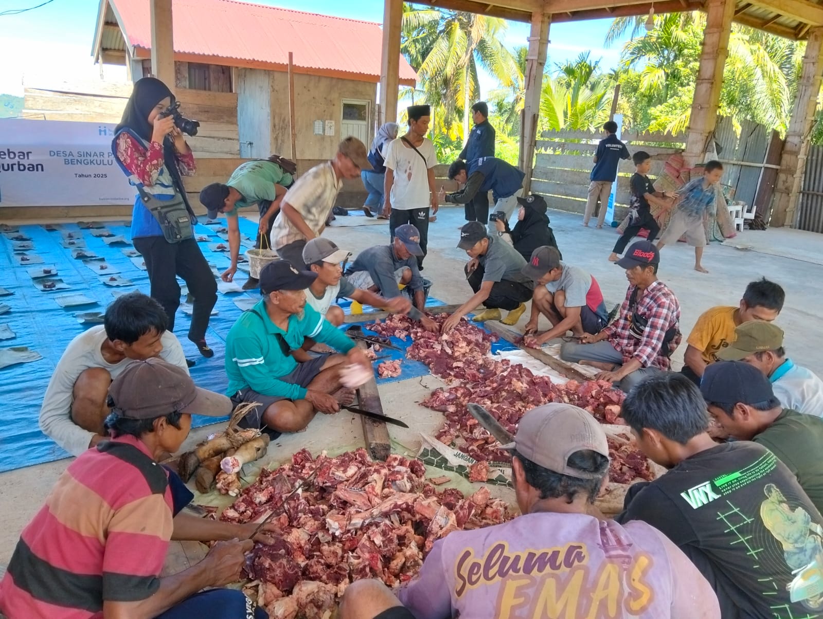 Menembus Medan Sulit, Warga Sinar Pagi Terharu Terima 2 Sapi Kurban dari Human Initiative dan Donatur 