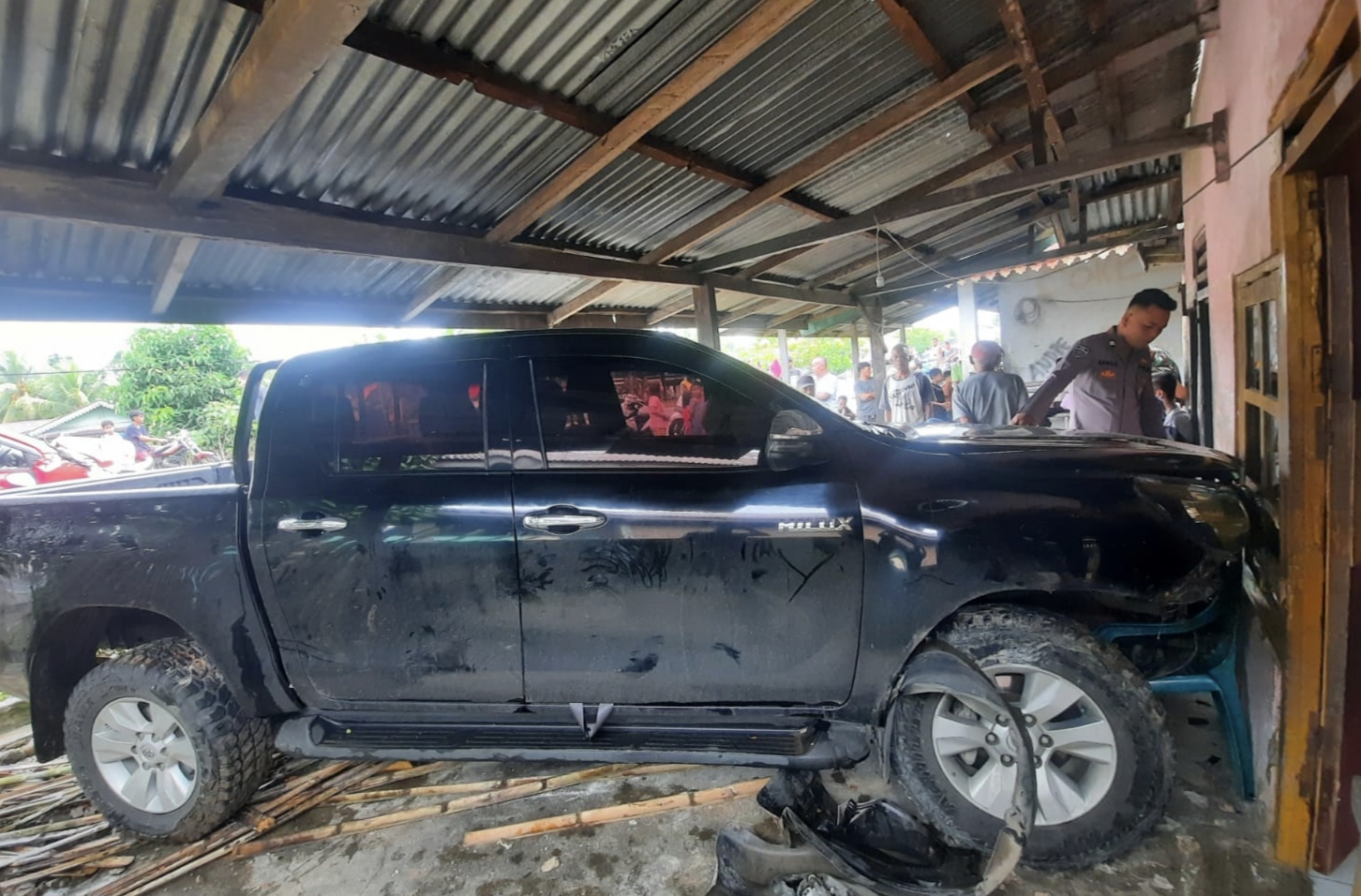 Mobnas Hantam Rumah Dan Dua Warga,  Pemilik Rumah Patah Kaki