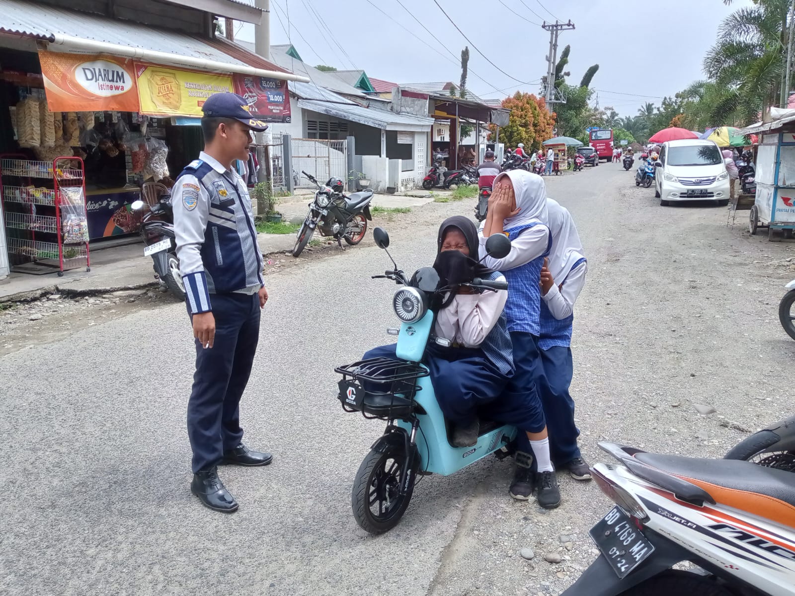 Pengendara Sepeda Listrik Tidak Beroperasi di Jalan Raya Bengkulu Selatan