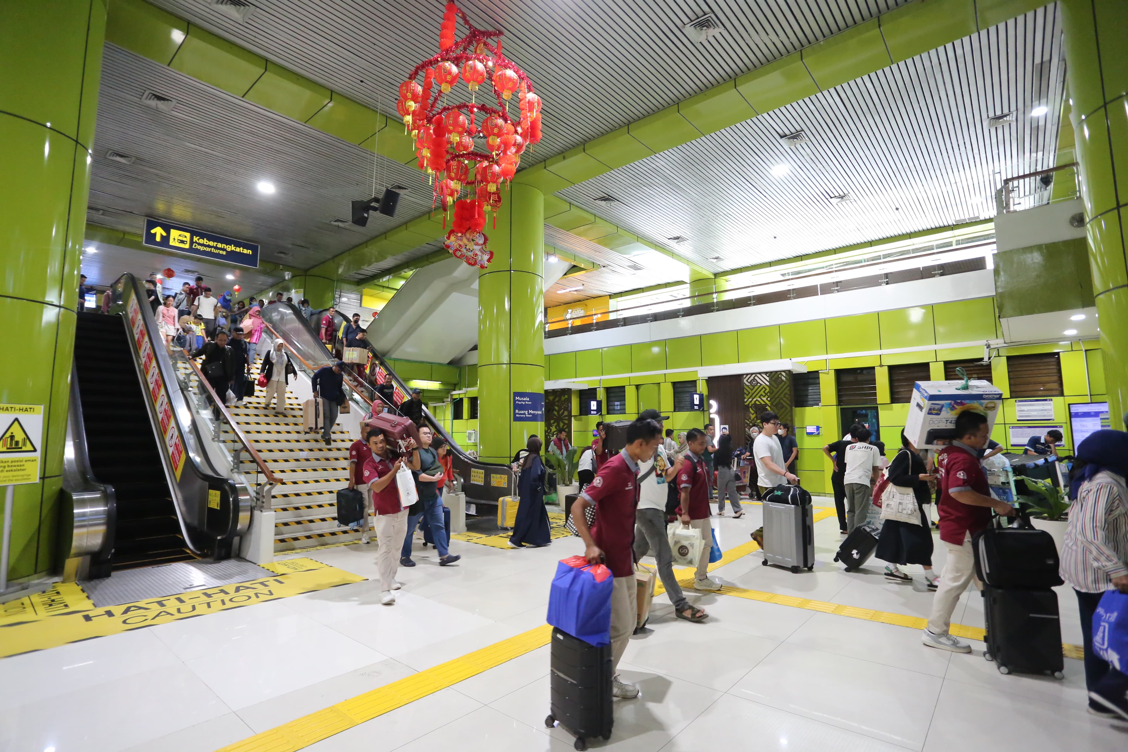 Hari Ini 17 Februari 2026, 38 Ribu Penumpang Tiba di Jakarta! Puncak Arus Mudik Imlek