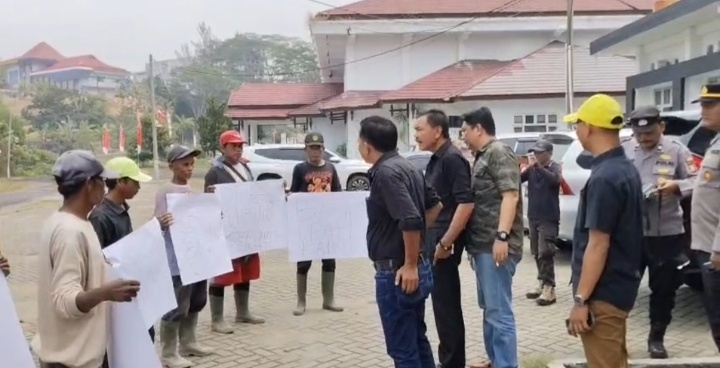Utang Pemda Seluma Belum Dibayar, Kontraktor Demo