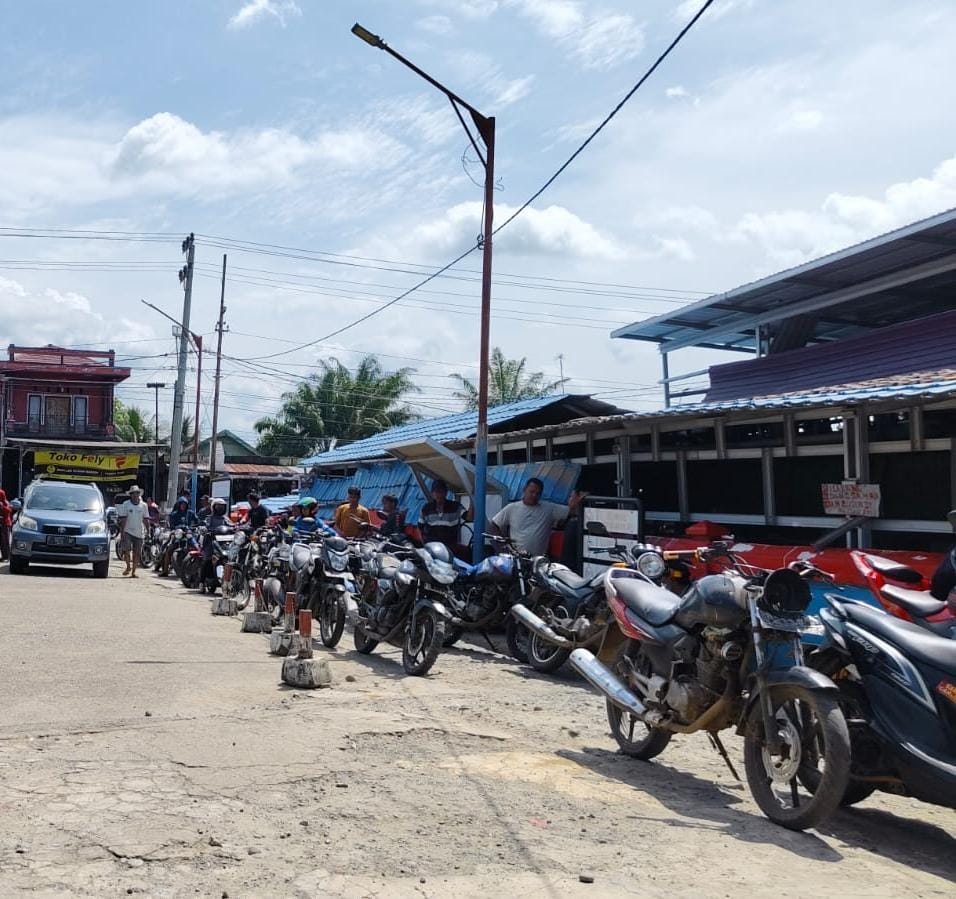 Kendaraan Roda Dua Bertangki Besar, Dominasi Antrean Minyak di SPBU Tais, Tampak Dimata!