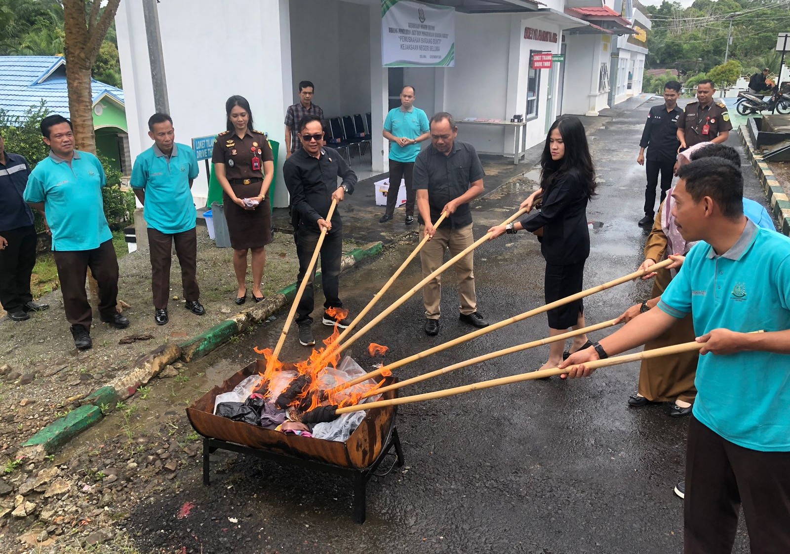 Kejari Seluma Musnahkan Barang Bukti dari 15 Perkara Setelah Berkekuatan Hukum Tetap