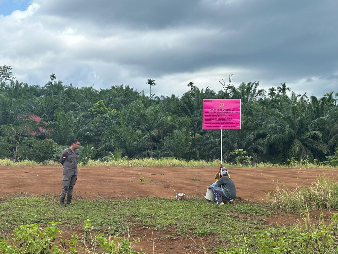 Seluma Heboh Lagi, 19 Ha Lahan  Milik Murman Effendi Disita Kejari, Dipasang  Plang Sita 