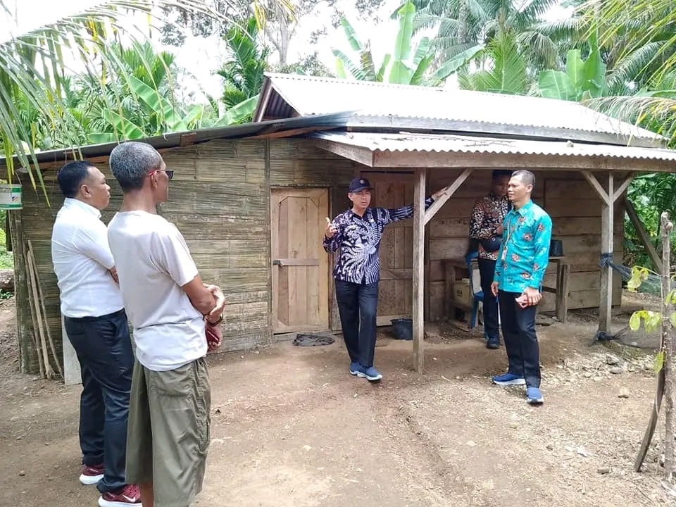 Sambangi Warga Rumah Tidak Layak Huni, Dinsos  BS Targetkan Kemiskinan Menurun