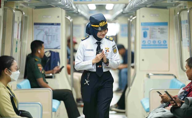 Train Attendant LRT Jabodebek, Garda Depan Pelayanan dan Keamanan di Kereta Otomatis