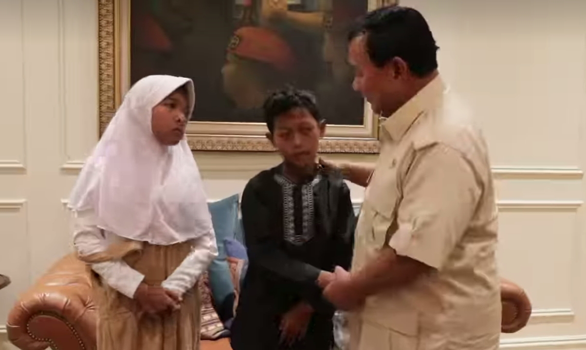 Menhan Prabowo Beri Rumah Untuk Anak Kembar Pemulung Lastri dan Lendri Korban Perundungan