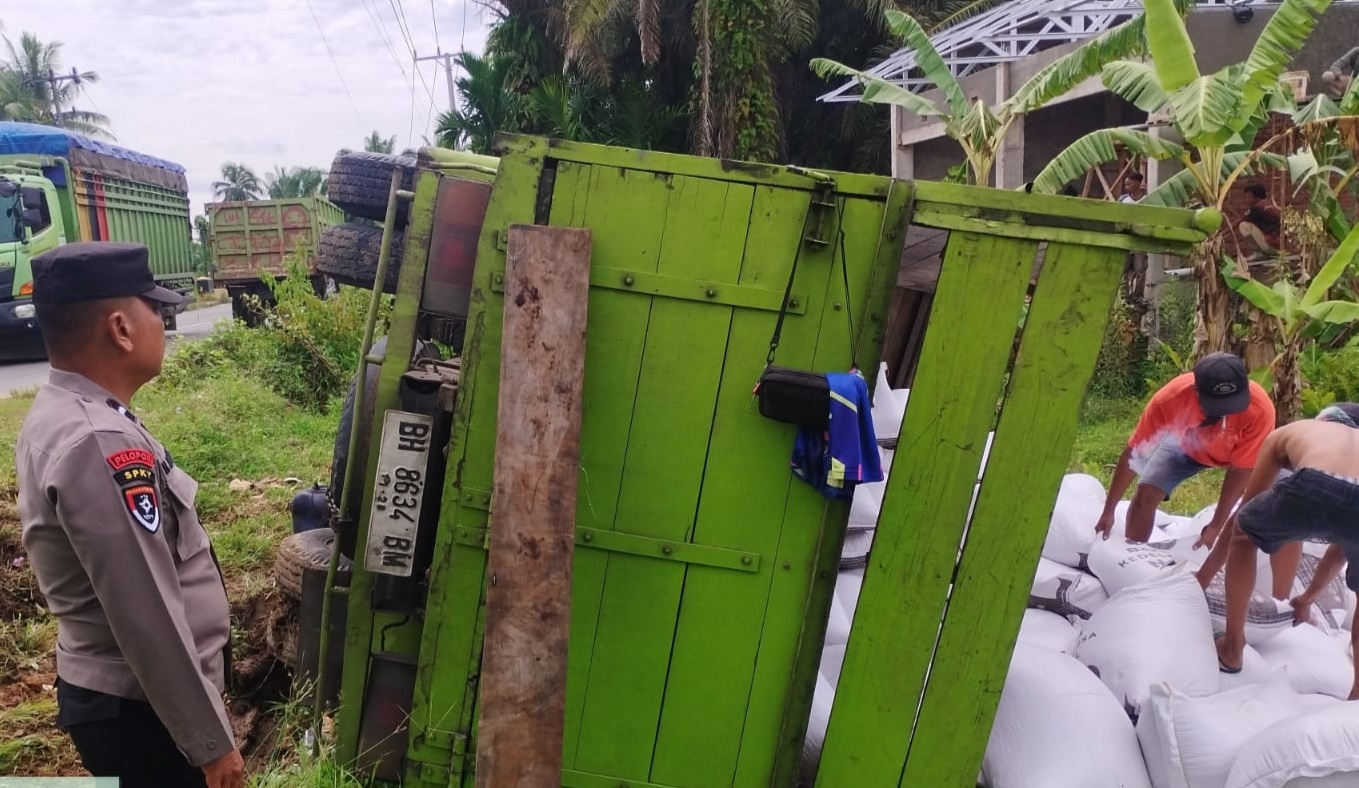 Pecah Ban Depan, Colt Diesel Bermuatan Kedelai Terbalik di Jenggalu Seluma