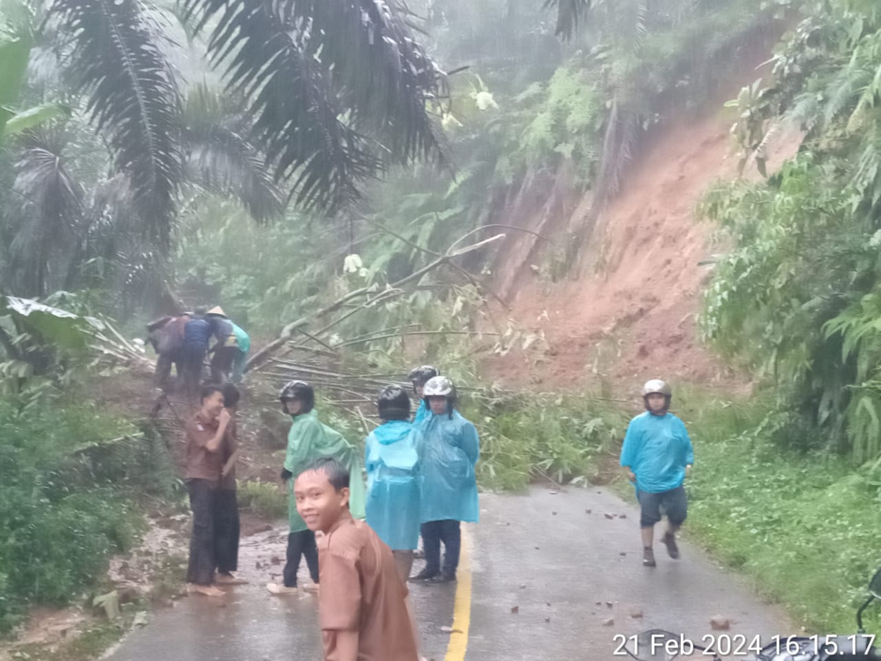  Hujan Seharian di Bengkulu Selatan, Jalan Longsor, Rumah Warga Terendam, 4 Warga Hanyut 