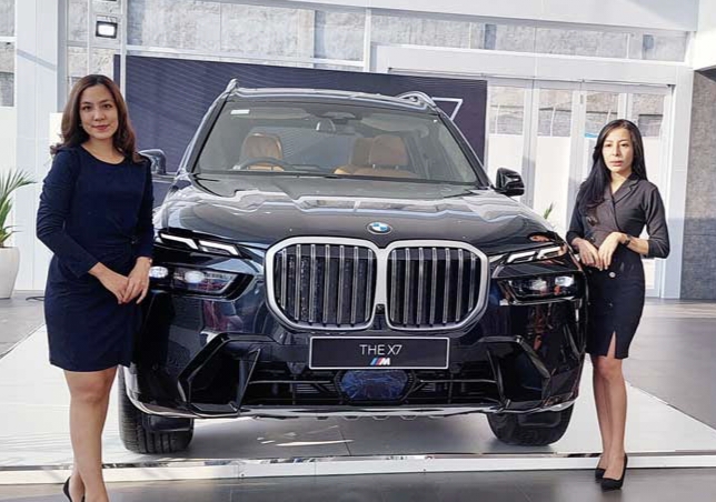 Mobil Mewah BMW X7 xDrive4 0i M Sport.