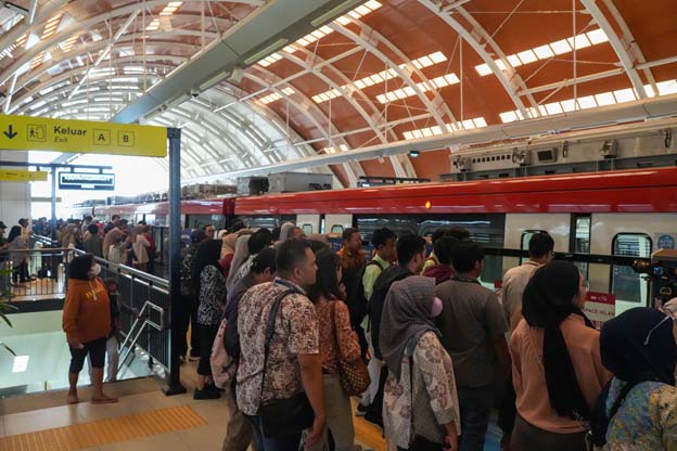   LRT Jabodebek Hadir Dekat Aktivitas Masyarakat, Terhubung dengan Pusat Perbelanjaan