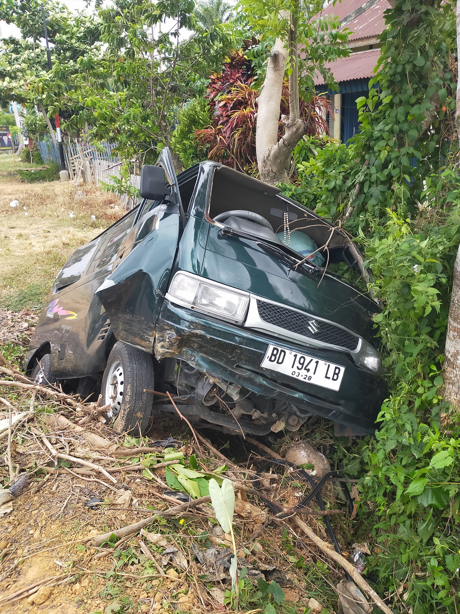 Ngantuk, Suzuki Carry Rinsek Masuk Lubang Gorong