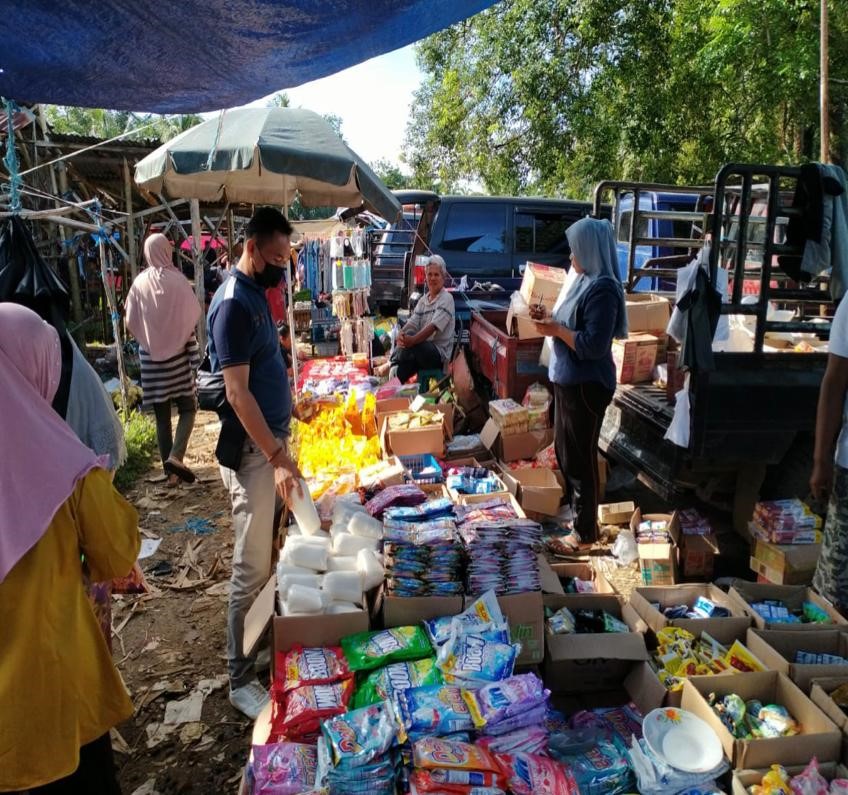 Aggota Polres Seluma Ikut Lakukan  Pengawasan Harga Bahan Pokok ke Pasar