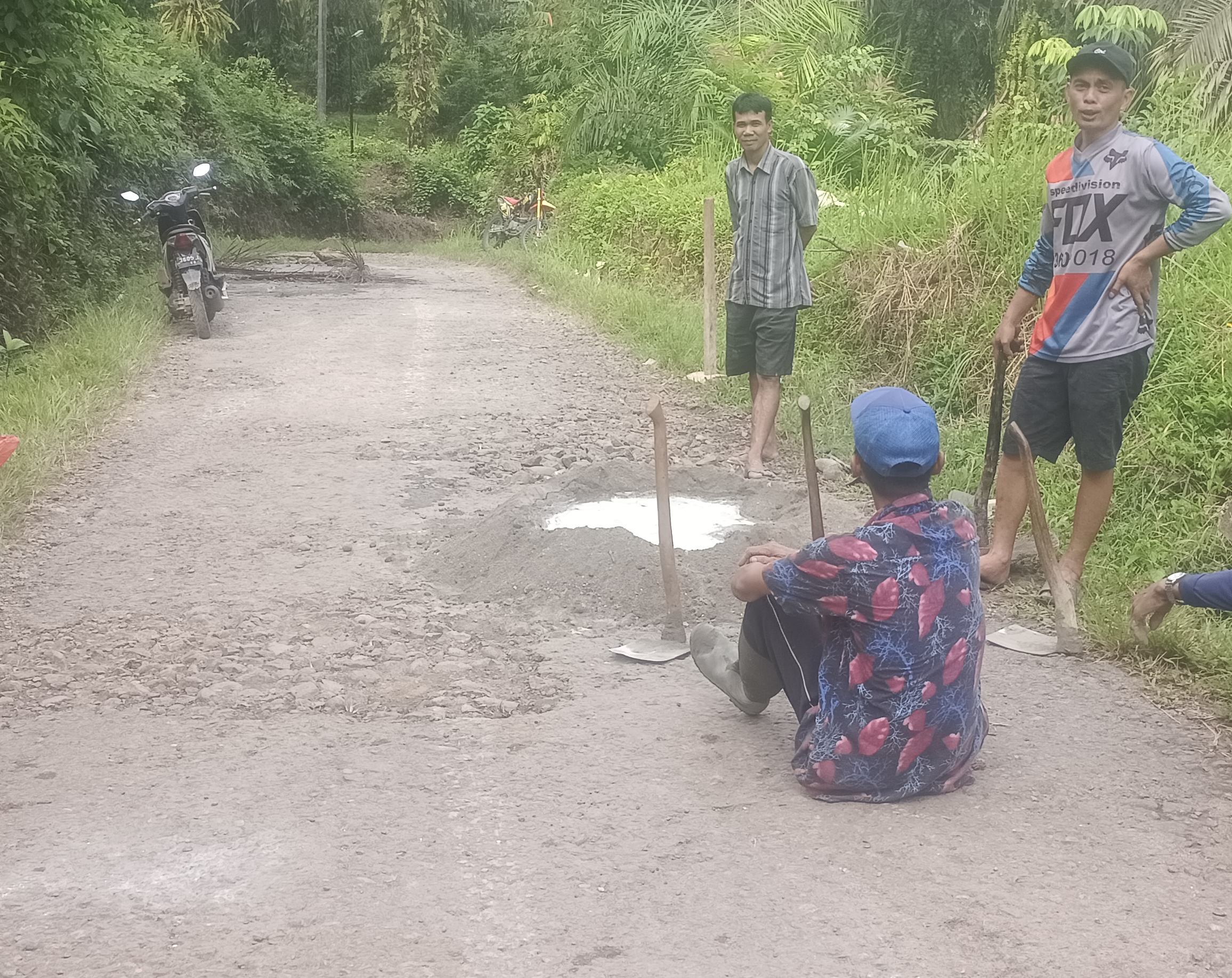 Masyarakat Petai Kayu Perbaki Jalan Rusak