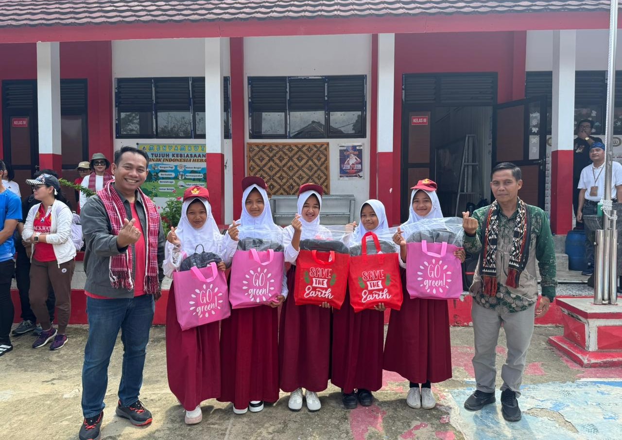 FIFGROUP  Bangun UKS di SDN 2 Bojongmenteng dan Tanam 360 Pohon di Lebak Banten