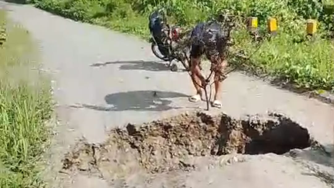 Abrasi Makin Melebar, Jalan Provinsi di Ilir Talo Seluma Terancam Putus