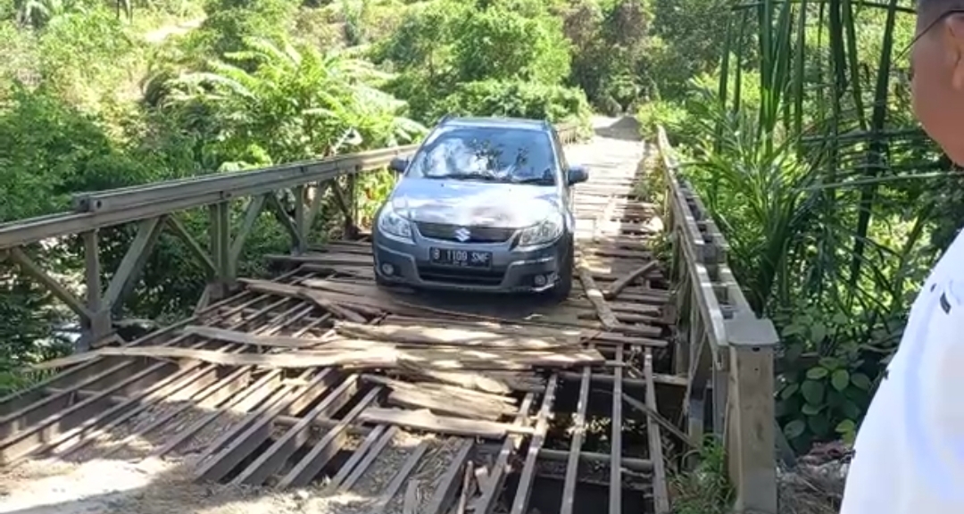 Papan Jembatan Napal Jungur Hancur Butuh Perbaikan