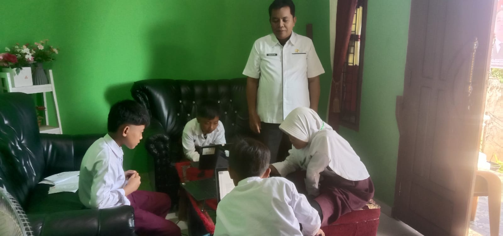  SDN 161 Seluma Blank Spot, Siswa  Menumpang Internet di Rumah Guru untuk Ikuti ANBK