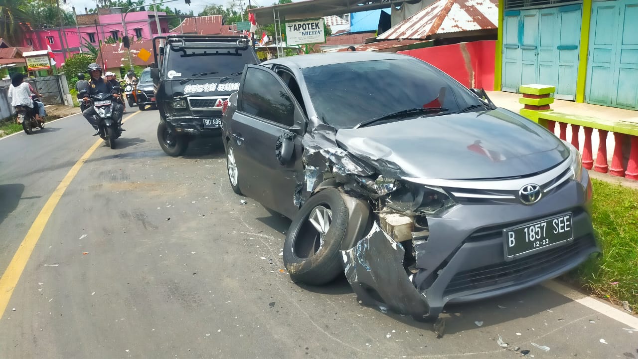 L300 VS Sedan Vios Adu Kambing 