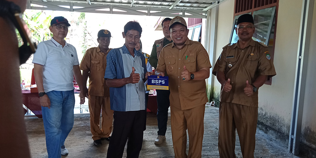 Bupati Erwin Pasang Peneng 120 BSPS