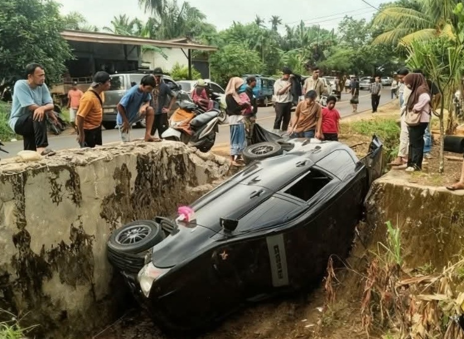  Elak Motor , Toyota Avanza Veloz Nyungsep ke Parit