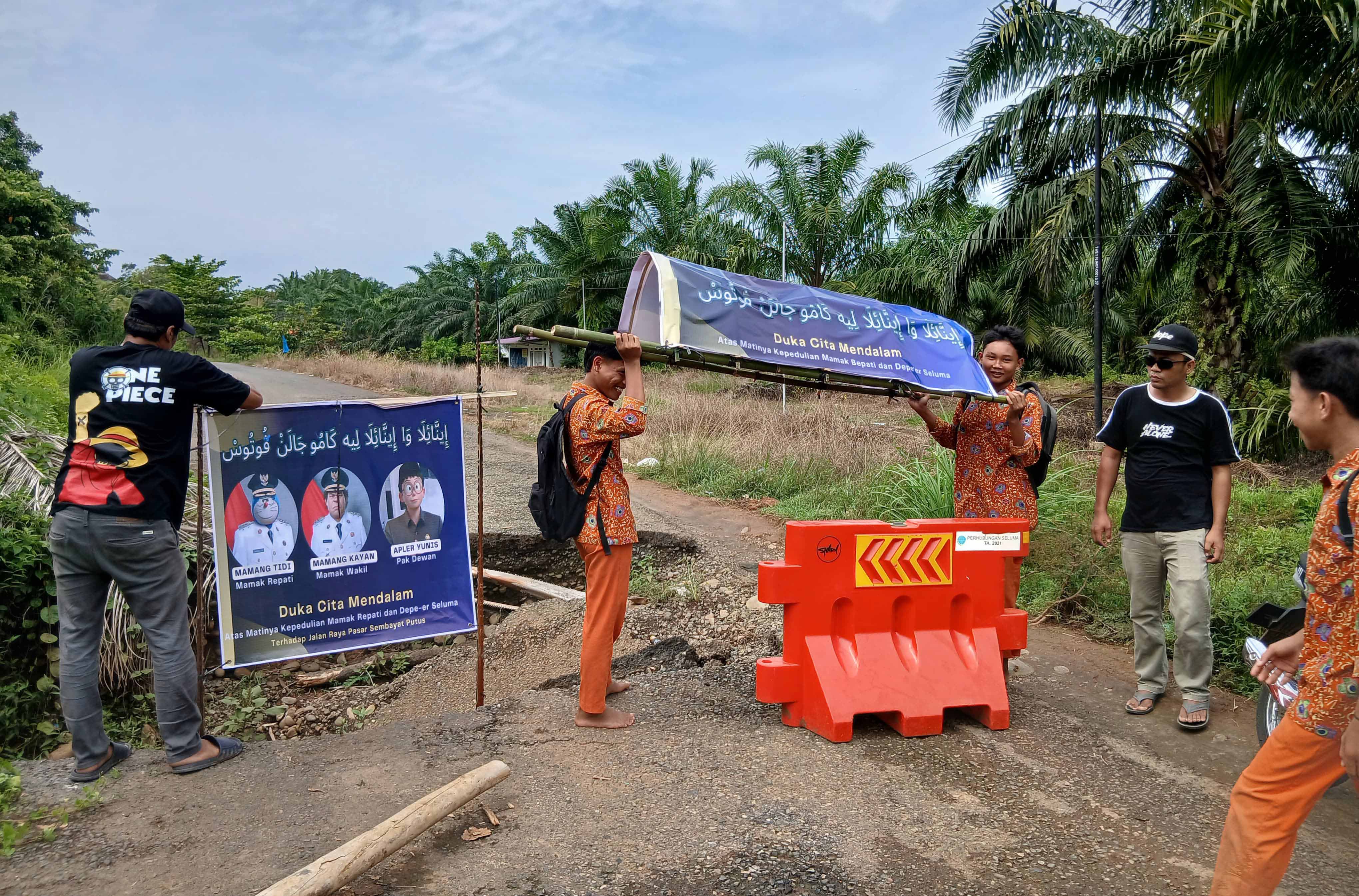 Belum Kunjung Diperbaiki, Warga Lakukan Aksi di depan Jalan  Terputus Sembayat Seluma