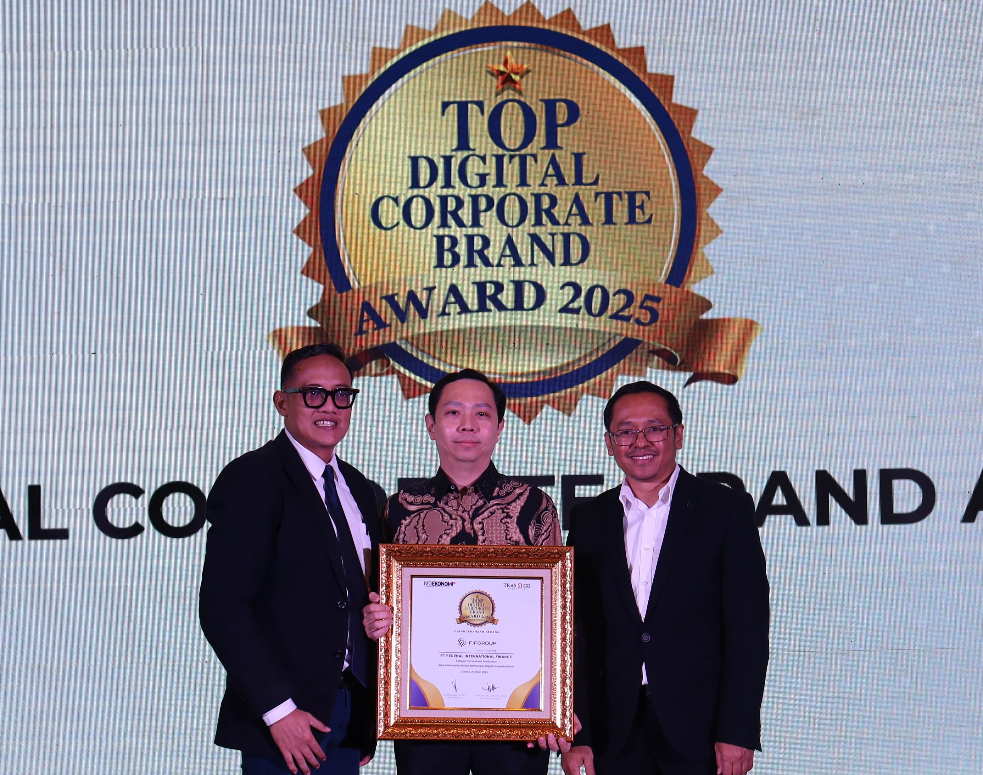 FIFGROUP Dapat  Penghargaan Top Digital Corporate Brand Award 2025