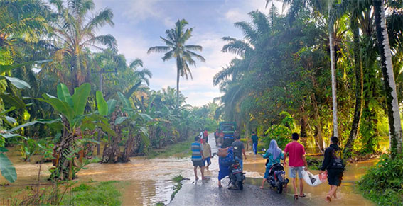 Banjir Rendam Akses Jalan Pasar Seluma