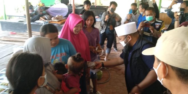 Tinggalkan Agenda di Jakarta, Walikota Serahkan Bantuan kepada Korban Banjir