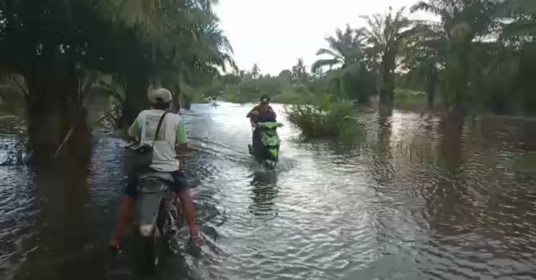 Banjir Putuskan Akses Jalan dan Rendam 5 Rumah di.Penago