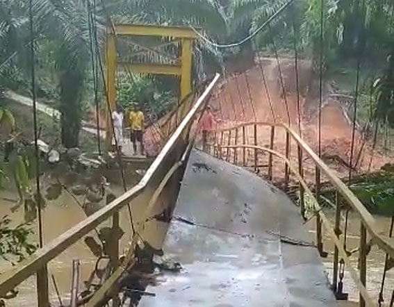 Sungai Meluap, Jembatan Gantung Air Kemuning Rusak