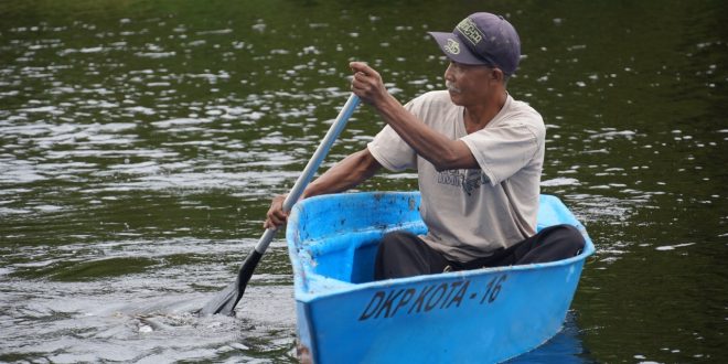 Bagi-bagi Perahu, Helmi Hasan Buat Nelayan Danau Dendam Tak Sudah Sumringah