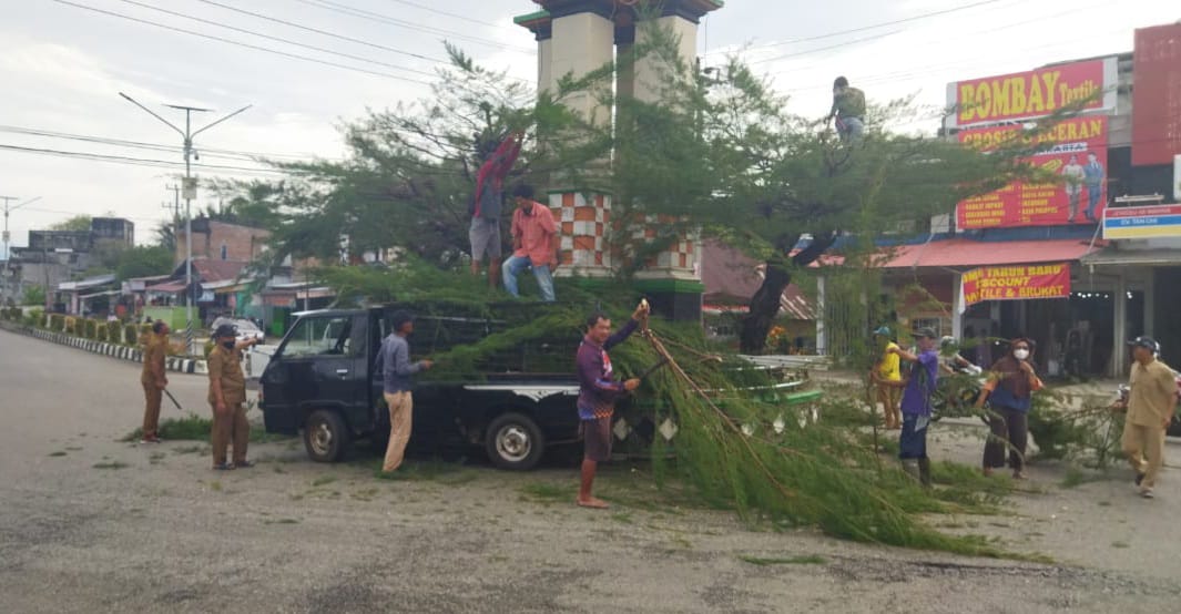 Tugu Adipura Ditutupi Pohon Cemara