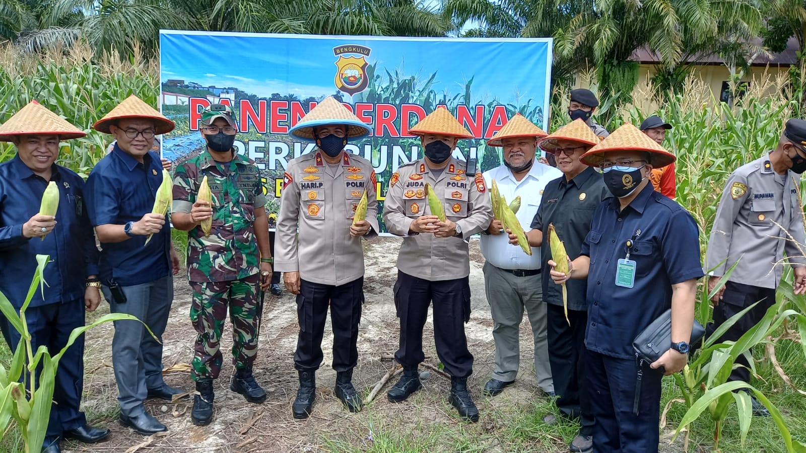 Panen Semangka dan Jagung di Kebun Polres BS