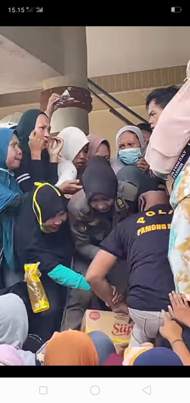 Ricuh Operasi Pasar Minyak Goreng, Ada Warga BS Pingsan