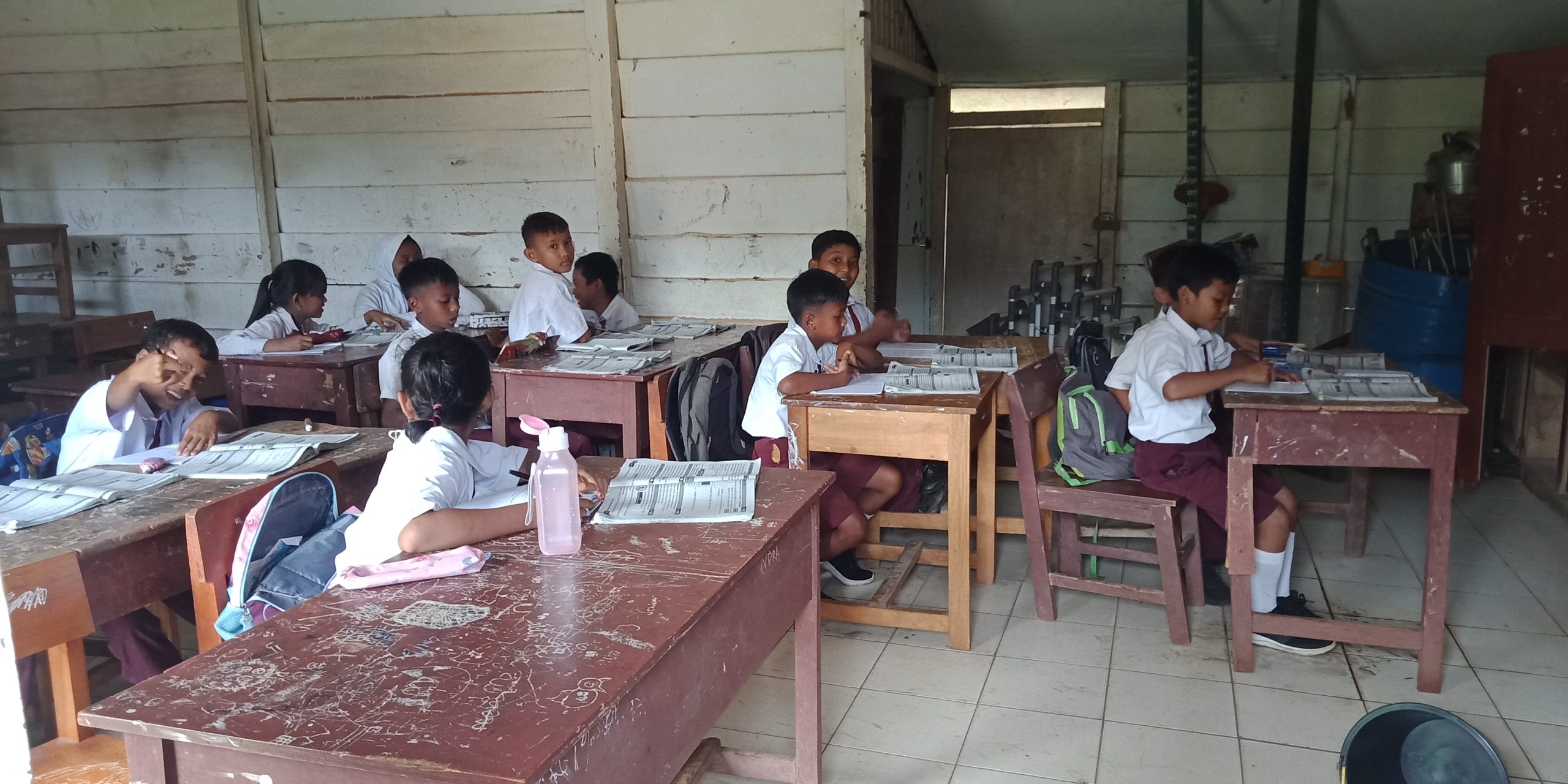 RKB Kurang, Murdis SDN 133 Seluma Belajar di Rumah Penjaga Sekolah