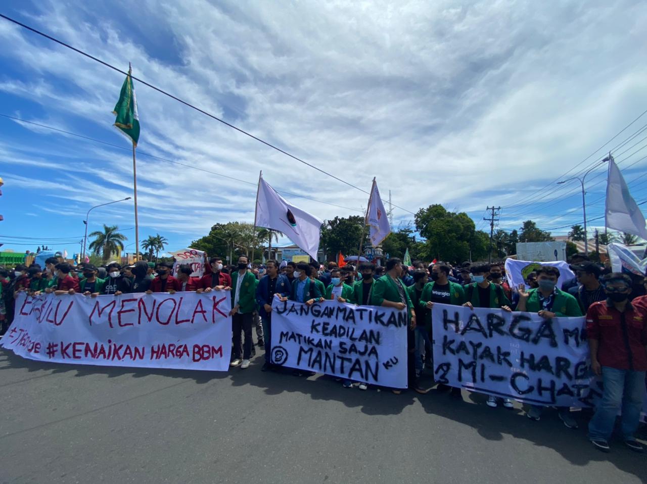 Demo di Depan DPRD Provinsi, Mahasiswa Serukan Tolak Presiden 3 Periode //