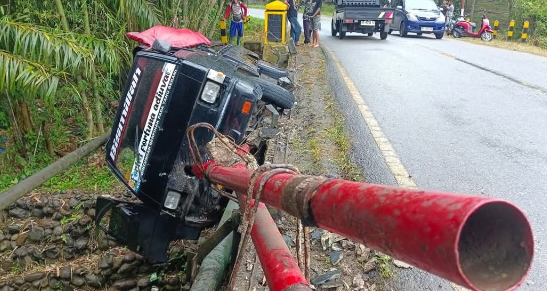  Hantam Pembatas Jembatan, L300 Nyaris Terjun ke Jurang di Seluma