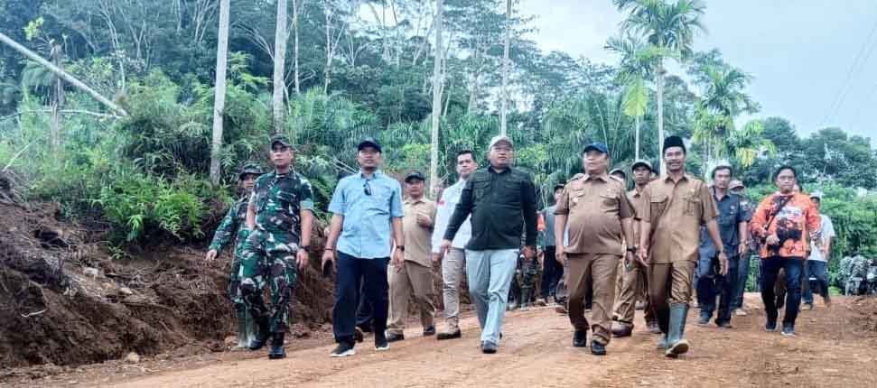  Hujan dan Jalan Kaki 1,3 KM, Bupati Sampai ke Capo Ilir. Lokasi Pembukan Jalan