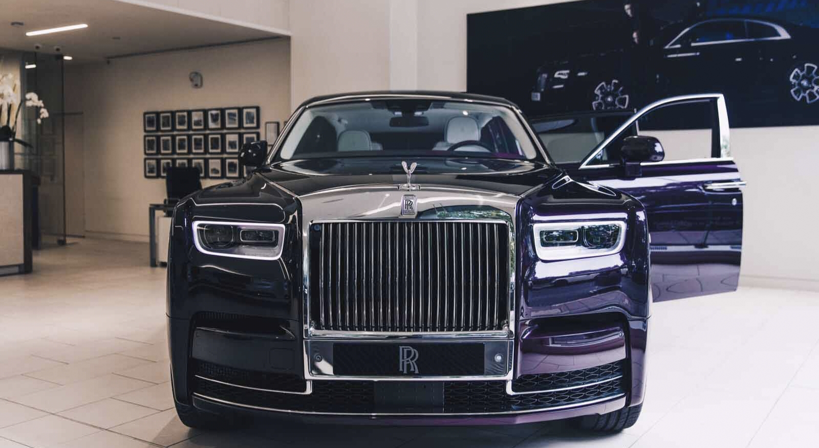 Rolls Royce Phantom Alat Transportasi Pilihan Orang Kaya Sebagai Simbol Status Sosial Kemewahan dan Keanggunan