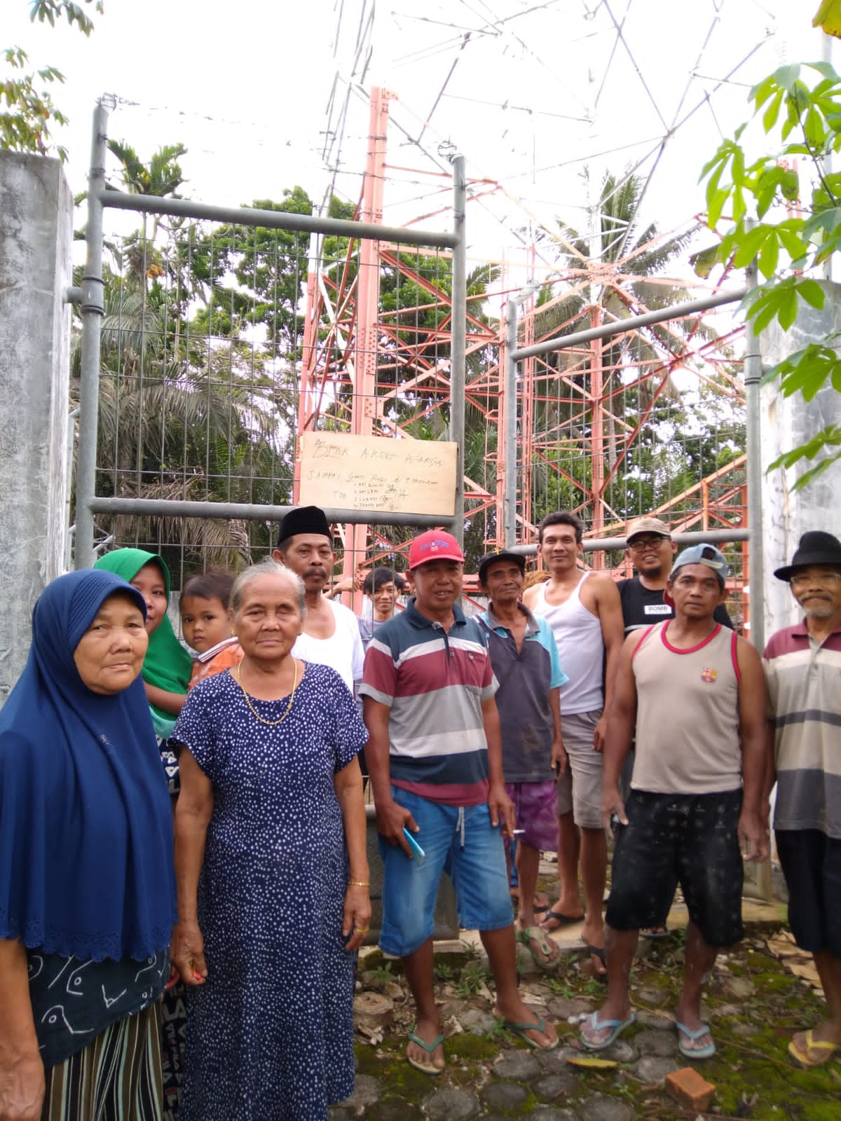 Warga Sido Mulyo Minta Tower Jaringan Seluler Dibongkar!!! Barang Elektronik Warga Rusak Karena Radiasi Petir