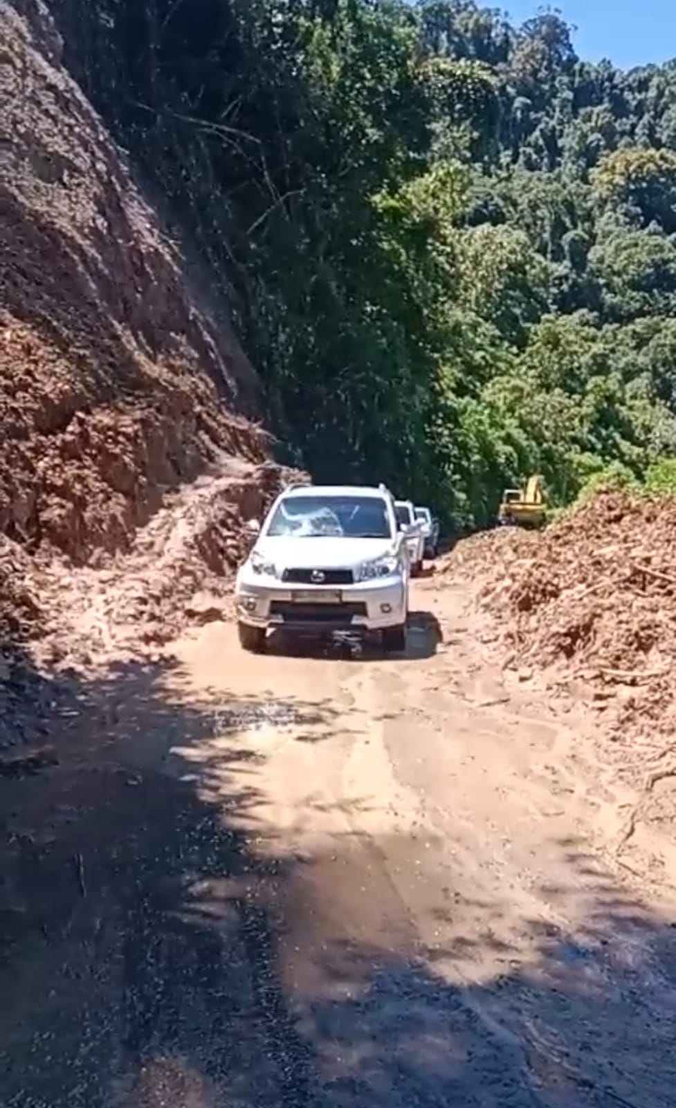 Jalan Lintas Manna-Pagar Alam Sudah Bisa Dilalui Setelah 38 Jam Penangan Longsor di Desa Air Tenam Ulu Manna